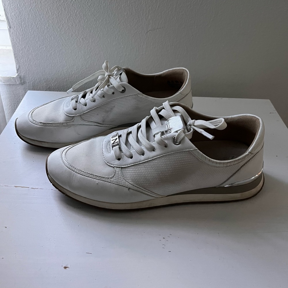 NATURALIZER - WHITE LOTUS SNEAKERS Size 9.5